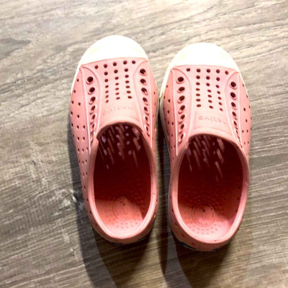 Girls pink natives